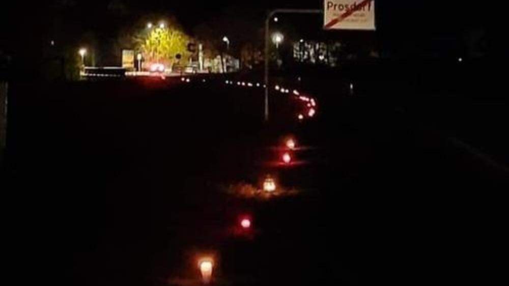 In Heiligenkreuz am Waasen wurde mit Lichtern an die jungen Unfallopfer erinnert 