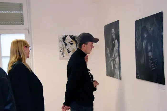 Die Ausstellung „Kontrast; zwischen zwei Welten“ ist noch bis 28. Juni in der Köflacher Ludwig-Stampfergasse 2 zu besichtigen. Öffnungszeiten: Mittwoch von 16 bis 18 Uhr, Freitag von 18 bis 20 Uhr oder nach telefonischer Vereinbarung unter 0664-99 69 99 87 (Offner) oder 0650-69 100 63 (Janisch).