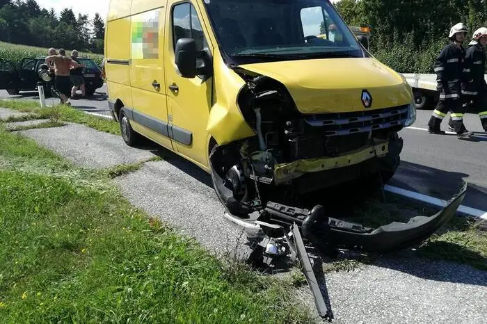 Daraufhin kollidierten die beiden Autos.