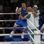 Hasanboy Dusmatov beim Jubeln mit Trainer Tulkin Kilichev (rechts)