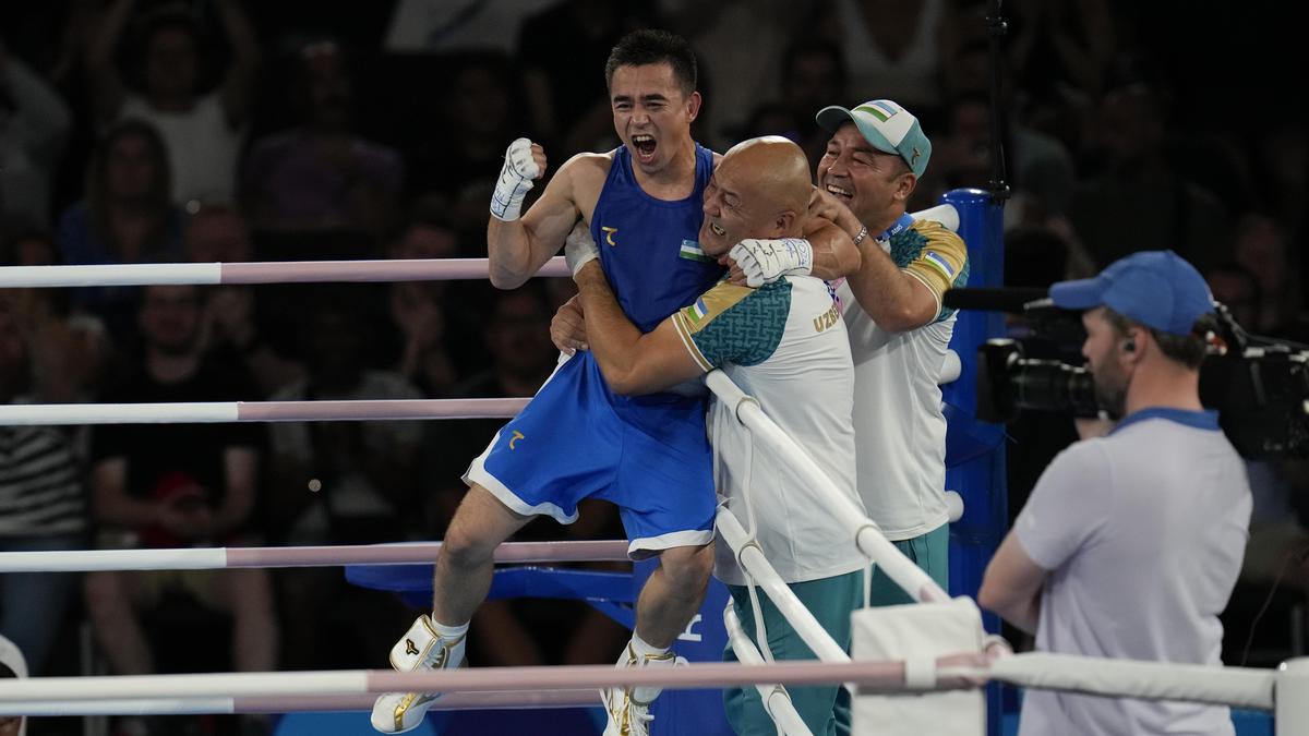 Hasanboy Dusmatov beim Jubeln mit Trainer Tulkin Kilichev (rechts)