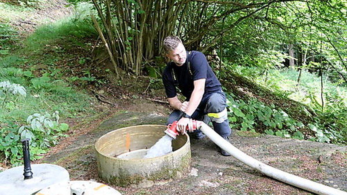 Mario Zöhrer von der FF Eberstein beim Wasser-Einsatz am Dienstag