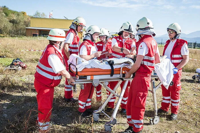 Diesmal wurde auch der Abtransport ins Klinikum Klagenfurt und die Verständigung von Angehörigen, die am Flughafen warten, geübt.