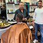 Mohammad Al Ghadwi, Inhaber des Barbershops &quot;Prinz&quot; in Leoben und Friseur Mohammad Abdin mit dem Kunden Wali Ahmed Dahir (von rechts)