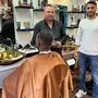 Mohammad Al Ghadwi, Inhaber des Barbershops "Prinz" in Leoben und Friseur Mohammad Abdin mit dem Kunden Wali Ahmed Dahir (von rechts)