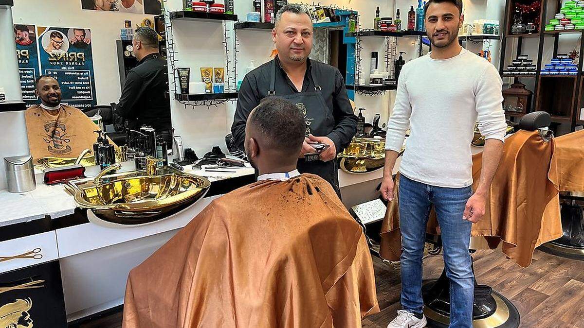 Mohammad Al Ghadwi, Inhaber des Barbershops &quot;Prinz&quot; in Leoben und Friseur Mohammad Abdin mit dem Kunden Wali Ahmed Dahir (von rechts)