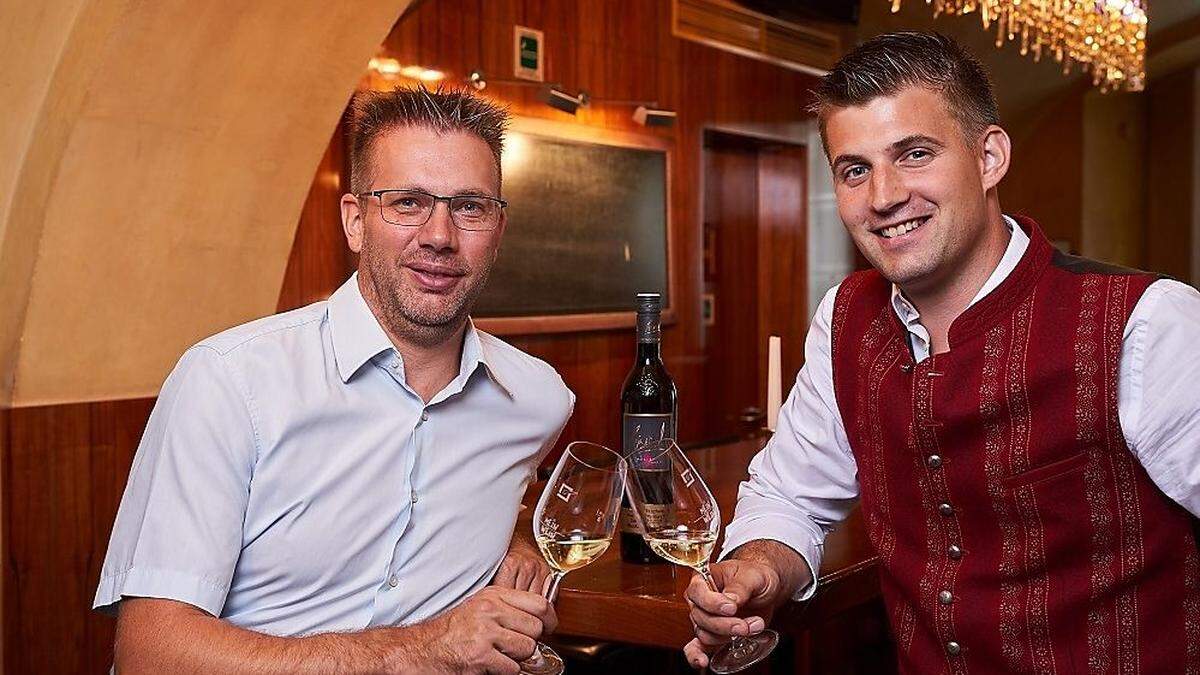 Jürgen Geyer, Geschäftsführer der Schlossquadrat-Lokale, und Michael Strohmeier (v.l.) bei der Verkostung der elften Schlossquadrat-Trophy im Gergely´s