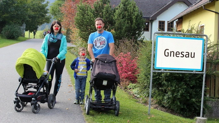 Im Vordergrund stand das gemeinsame Helfen - und das konnte man auch mit Kinderwagen erledigen