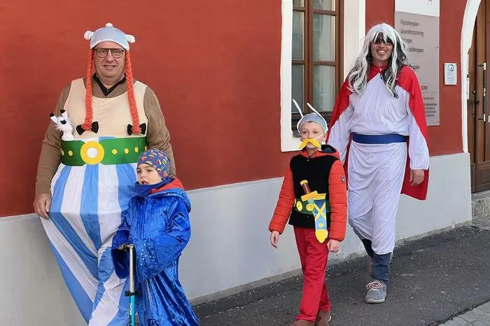 Gemeinsam organisiert vom Stadtmarketing mit Barbara Wagner und Markus Jahn und der Stadtgemeinde mit Bürgermeister Franz Jost, startete der traditionelle Faschingsumzug vom Grazer Platz quer durch das Stadtgebiet bis zum Hauptplatz, wo das närrische Spektakel schließlich den Abschluss fand.