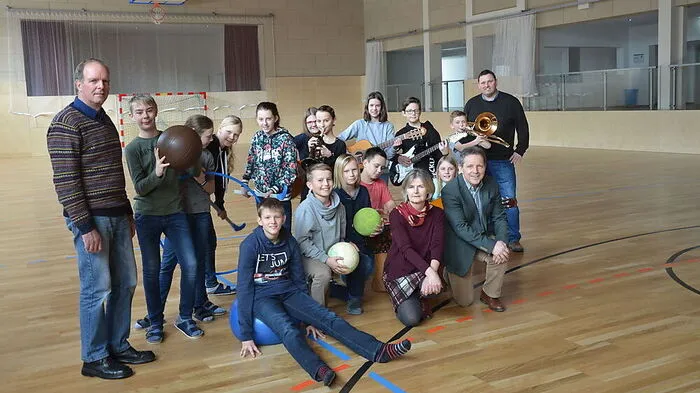 Schüler der NMS Anger und Musiker der Zweigstelle Anger der Musikschule Birkfeld mit Bürgermeistern und Direktoren im neuen Sport- und Kultursaal Anger