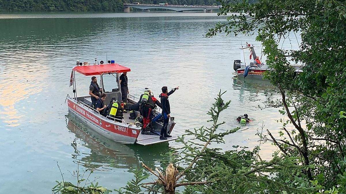 14 Feuerwehrtaucher suchten mit zwei Booten den Fluss ab. Zum Glück befanden sich keine weiteren Fahrzeuge im Pkw