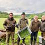 Klaus Hartleb junior, Jungjäger Philipp Schaffer, Klaus Hartleb senior und Zweigvereinsobmann Herbert Pojer vom Jagdschutzverein Judenburg mit Kitzrettungs-Ausrüstung und Drohne