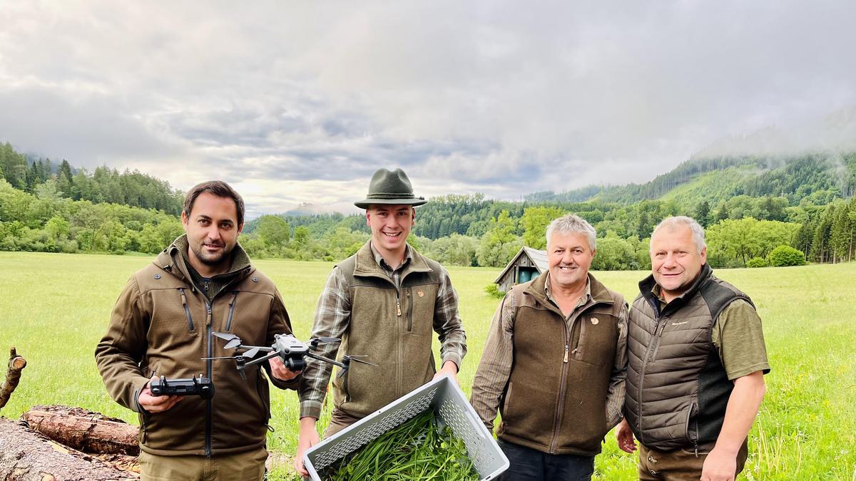 Klaus Hartleb junior, Jungjäger Philipp Schaffer, Klaus Hartleb senior und Zweigvereinsobmann Herbert Pojer vom Jagdschutzverein Judenburg mit Kitzrettungs-Ausrüstung und Drohne