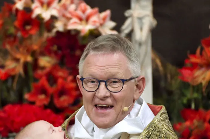 Zur Feier am Wohnsitz des schwedischen Königspaares war fast die ganze royale Familie angereist. Nur die Kinder von Carl Philips Schwester Madeleine (35) fehlten. Besonders die lebhafte Prinzessin Leonore (3) hatte bei ähnlichen Anlässen mit ihrer ungezwungenen Art oft das Publikum unterhalten. Diesmal blieb es etwas ruhiger.