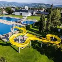 Sieben Meter hoch, 70 Meter lang: Die gelbe Rutsche im Stadionbad