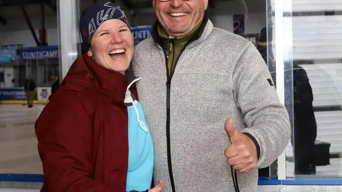 Daniela Gfrerer und Bürgermeister Georg Kavalar freuten sich über den großen Erfolg beim Eisstockturnier in der Ossiacher See Halle in Steindorf am See.