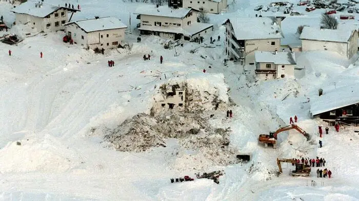 Rettungsarbeiten, aufgenommen am 24. Februar 1999 in Galtür im Paznauntal. 