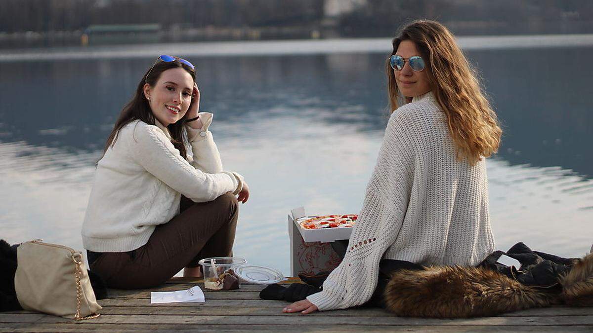 Die beiden Studentinnen aus Klagenfurt genießen die frühlingshaften Temperaturen am See.