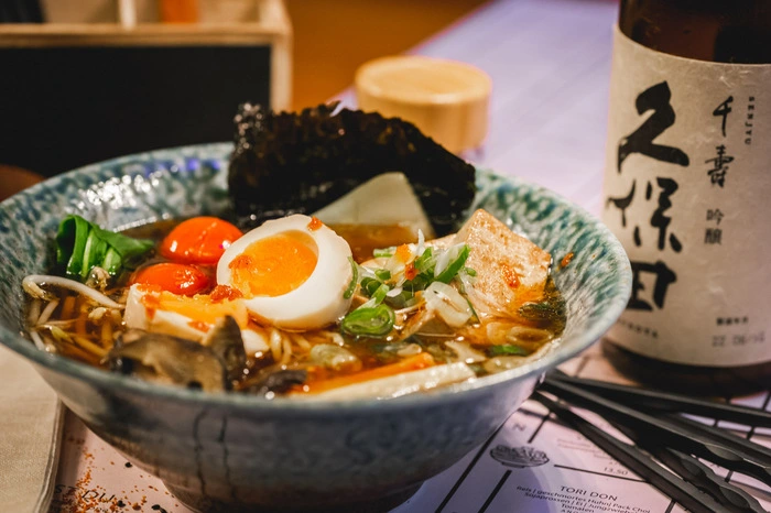 ... der Fokus liegt aber nun auf Ramen. Die japanischen Sattmacher-Nudelsuppen werden in drei Basis-Varianten angeboten.