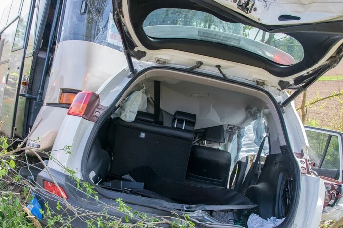 Sowohl der Lenker des Busses als auch der Lenker des Autos wurden tödlich verletzt. Der Beifahrer (40 Jahre alt) wurde mit Verletzungen unbestimmten Grades ins Unfallkrankenhaus Graz eingeliefert.