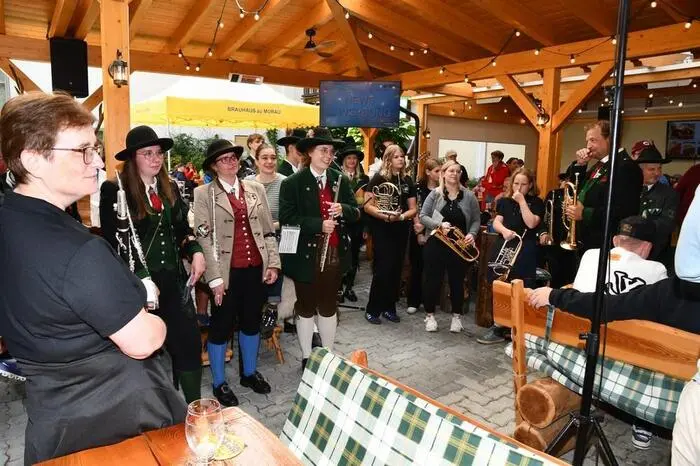 Blasmusikerinnen und Musiker von mehreren Musikkapellen waren vertreten.