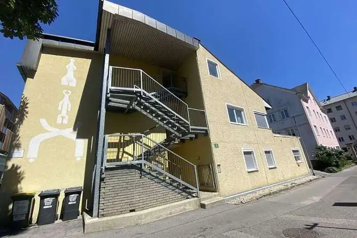 Der Komplex besteht aus zwei Gebäuden und beinhaltet auch ein Geschäftslokal und eine Garage. Preis: 6,590 Millionen Euro.