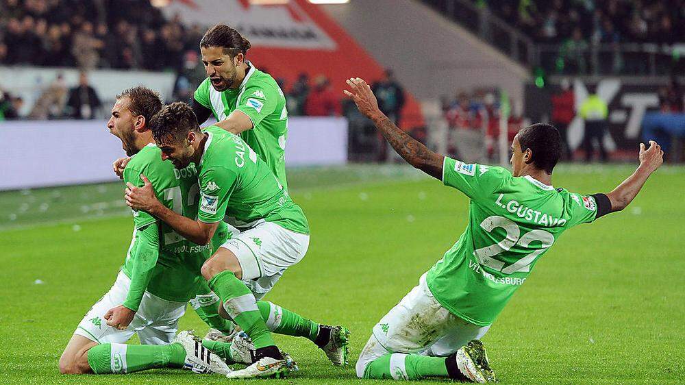 Die Wolfsburger jubeln über den 4:1-Sieg gegen Bayern zum Rückrunden-Auftakt