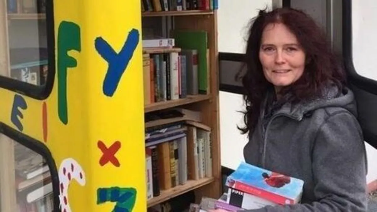 Beatrix Altendorfer beim Nachbestücken eines offenen Bücherregals