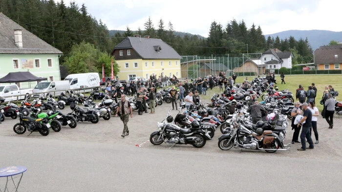 Von rund 200 Motorradfahrern „belagert“ war am Wochenende das kleine Örtchen Altenmarkt im oberen Gurktal. 