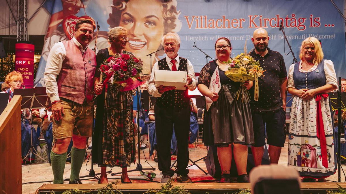 Bürgermeister Günther Albel (SPÖ), Jutta, Benno und Valentina Tosoni, Georg Pobaschnig und Kirchtagsobfrau Gerda Sandriesser (SPÖ) bei der Verleihung für 50 Jahre am Kirchtag