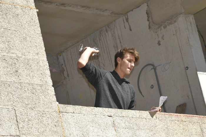 Dem jüngsten Lehrling, Andreas Berger, war es traditionell vorbehalten den Richtspruch hoch von der der Baustelle zu verkünden, zu begießen und das Glas zerschellen zu lassen.