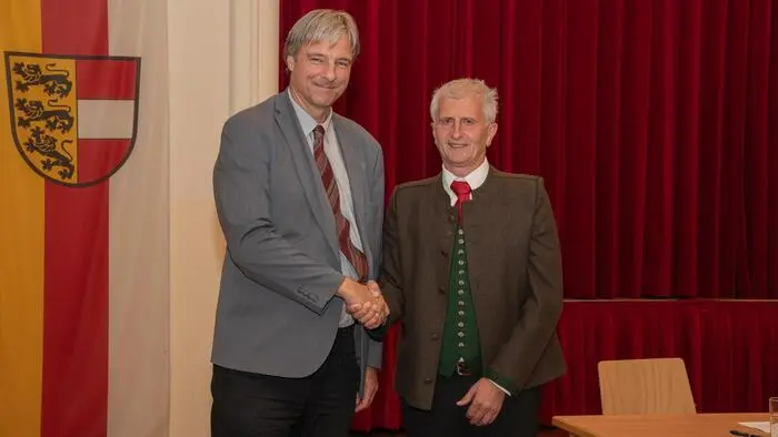 Valentin Egger (rechts) ist der neue Bürgermeister in Grafenstein. Am Donnerstag wurde er von Bezirkshauptmann Johannes Leitner angelobt