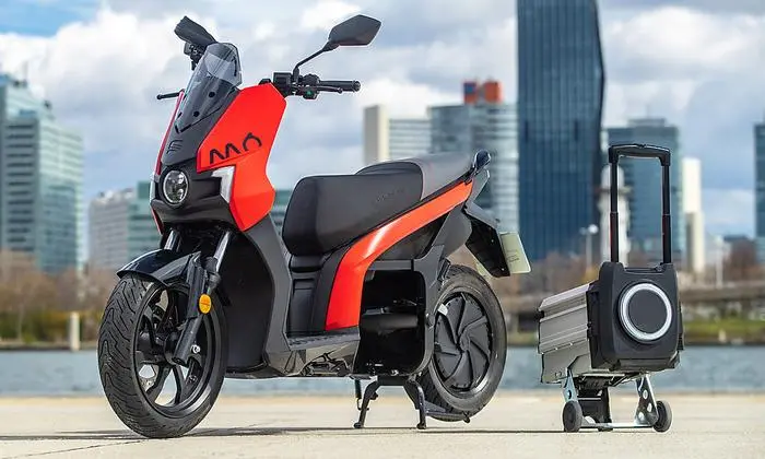 Der Akku des Seat Mó lässt sich wie ein Trolley mit ihn die Wohnung nehmen