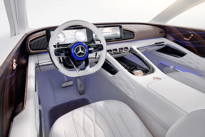 Weißes Nappaleder, poliertes Aluminium, dunkles Ebenholz und in Roségold beschichteten Sitzschalen sind die Hauptdarsteller im Innenraum. Da die Studie primär für den Chauffeurbetrieb konzipiert ist, ist sein Design stark auf die Passagiere im Fond und deren Wohlbefinden ausgerichtet, während Fahrerplatz und Cockpit sind auf das Wesentliche reduziert sind.