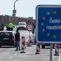 14.03.2020, Sachsen, Zinnwald: Tschechische Polizisten stehen zur Einreisekontrolle auf einer Stra§e an der tschechischen Grenze. Tschechien schlie§t seine Grenzen weitgehend fr Auslnder aus mehreren europischen Lndern. Betroffen sind unter anderem Brger aus Deutschland, Italien, Frankreich und sterreich, die keinen festen Wohnsitz in dem EU-Mitgliedstaat haben. Foto: Robert Michael/dpa-Zentralbild/dpa +++ dpa-Bildfunk +++