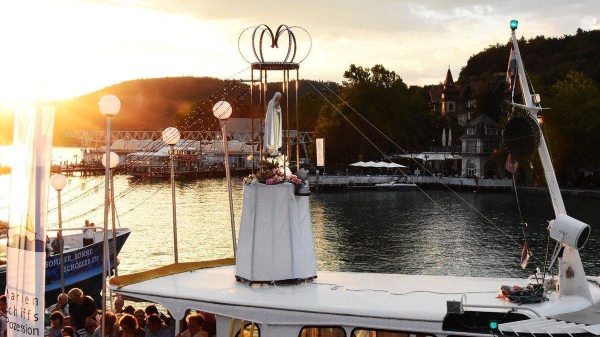 In der Ostbucht in Klagenfurt beginnt die Fahrt der Marienstatue