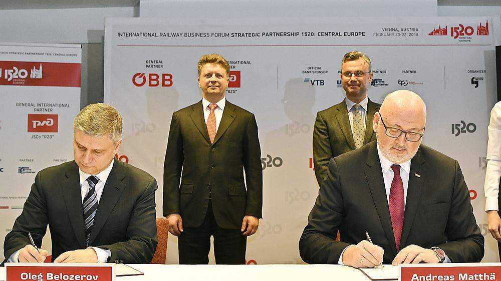Die Bahnchefs unterzeichnen den Kooperationsvertrag