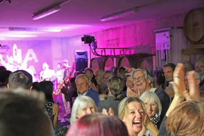Als Erfrischung zur schweißtreibenden Blechmusik vom Feinsten – Reggae, Funk, Pop und Polka gehören ebenso dazu wie Texte auf Italienisch, Englisch und Deutsch – gab es ein eigens von der Brauerei Lava Bräu gebrautes Buena-Banda-Bier