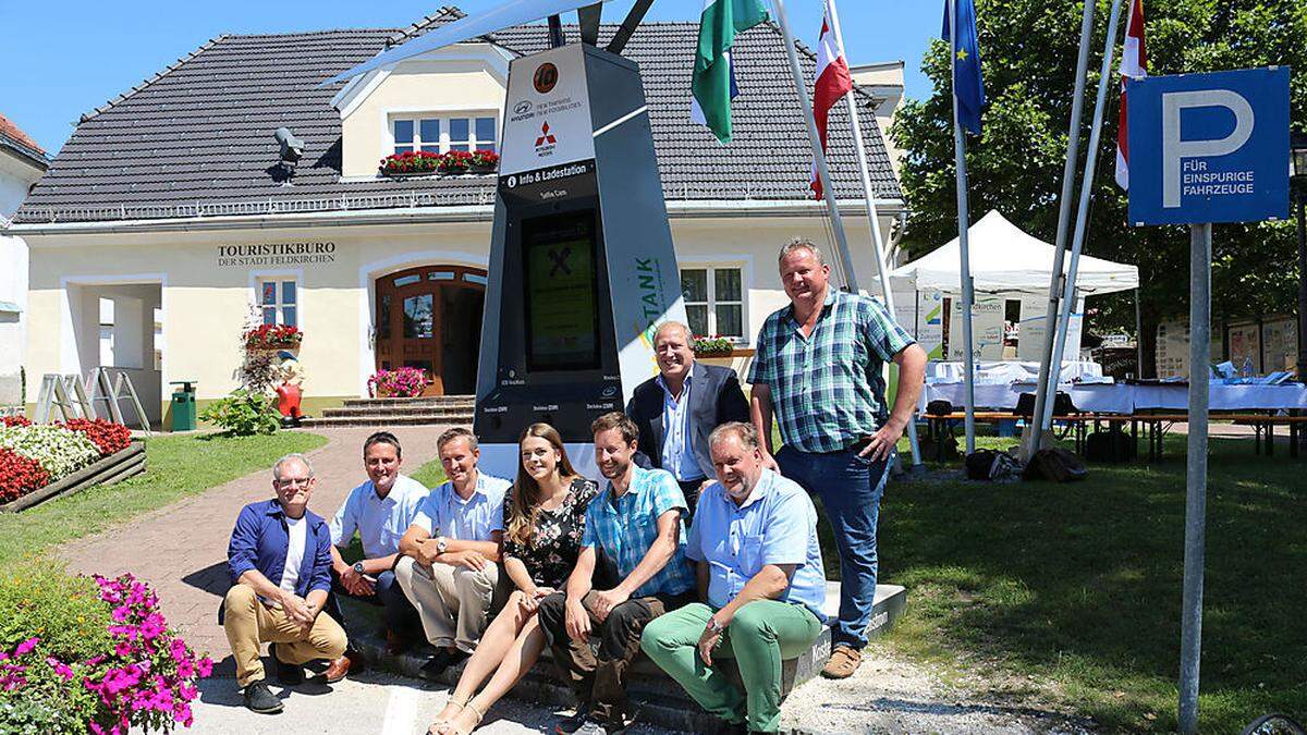 Vertreter der Politik und der Region &quot;Kärnten Mitte&quot; vor der Ladestation bei der Tourismusinformation