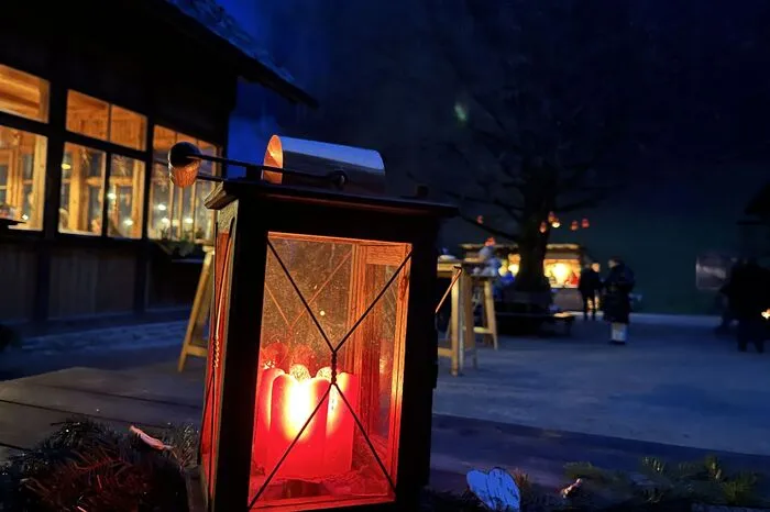  ... jeweils 1500 Besucherinnen und Besucher durchstreiften das Gelände mit den wunderbaren jahrhundertealten Häusern ...