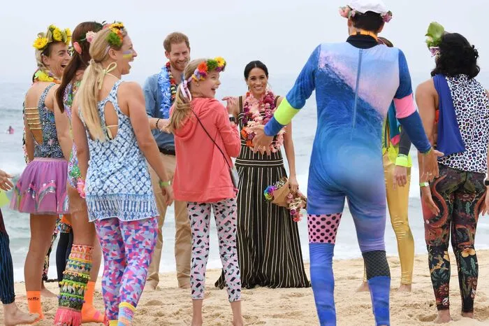Die Gruppe will die seelische Gesundheit der Menschen mit Sport im Freien fördern. Ihre Anhänger treffen sich immer Freitags in farbenfroher Kleidung zum Frühsport am Strand.