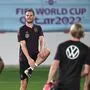 Kapitän Manuel Neuer mit seinen Kollegen
