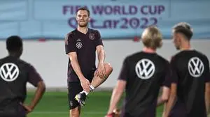 Kapitän Manuel Neuer mit seinen Kollegen