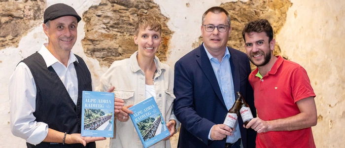 Helmuth Weichselbraun, Brauhof-Chefin Stefanie Güldner, Georg Lux und Villacher-Braumeister Lukas Scharf (von links)
