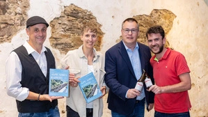 Helmuth Weichselbraun, Brauhof-Chefin Stefanie Güldner, Georg Lux und Villacher-Braumeister Lukas Scharf (von links)