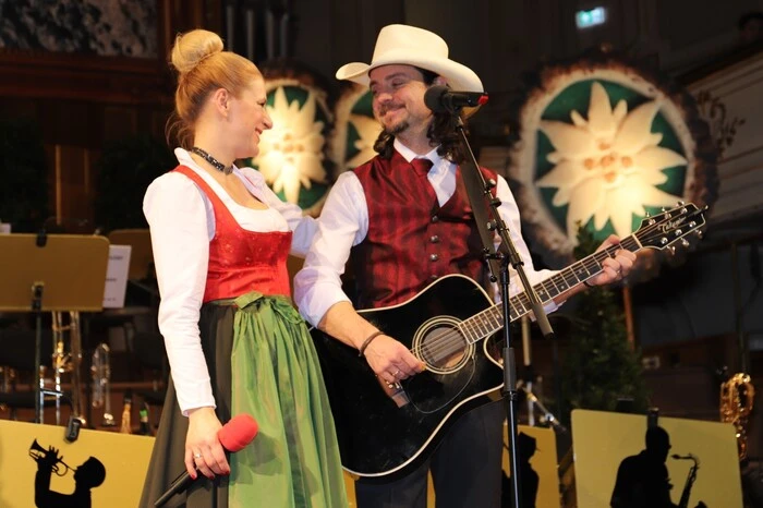 Bei der Mitternachtseinlage stand Schlagerstar und Moderatorin Stefanie Hertel gemeinsam mit ihrem Ehemann, Countrymusiker Lanny Isis, auf der Bühne.