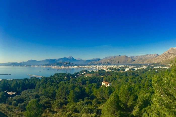 Pollença – Bergsteigen über 365 Stufen.Als besonders lohnenswert beschreiben die Mallorquiner den Aufstieg auf der Carrer del Calvari zum sogenannten Kalvarienberg. Vom Ortszentrum Pollenças führt die Freitreppe über 365 Stufen nach Nordwesten auf den Kalvarienberg mit seiner Kapelle Eglésia del Calvari. Ein imposanter Ausblick erwartet alle, die sich die Mühe machen die Treppe zu bezwingen. Locals unternehmen diese Tour gerne bei Mondschein mit einer Flasche Wein im Gepäck und genießen die Ruhe.