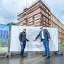 Thomas Grassauer und Bernhard Lamprecht vor dem Bauplan in Klagenfurt: "Platz schaffen für Wachstum"