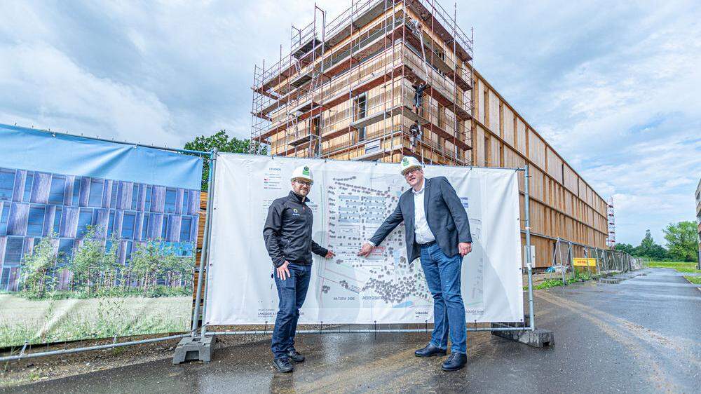 Thomas Grassauer und Bernhard Lamprecht vor dem Bauplan in Klagenfurt: &quot;Platz schaffen für Wachstum&quot;