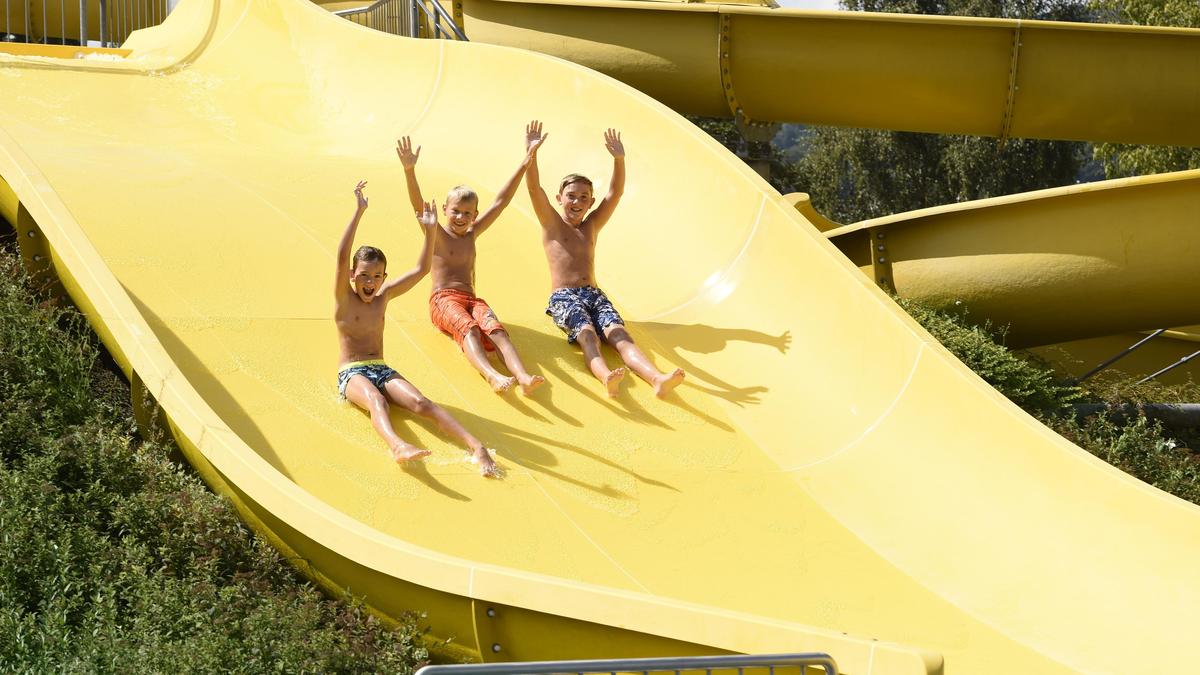 Kinder suchen Abkühlung im St. Veiter Freibad